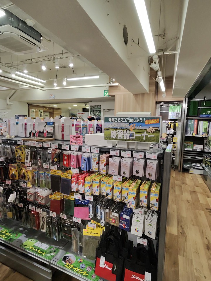Victoria Golfの店舗の店内のゴルフ商品