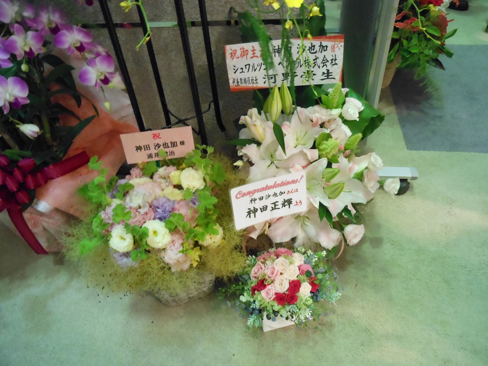 沢山の花束が寄せられています。