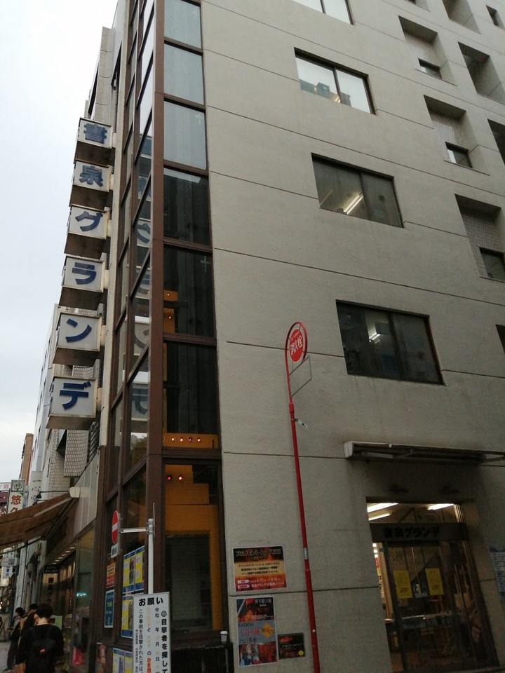 表通りから撮影。エレベーターの上下移動が見えてます。