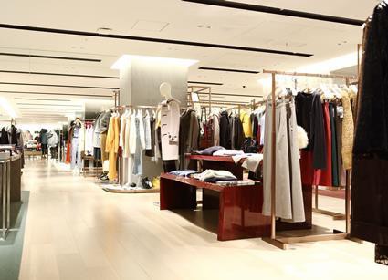 ユナイテッドアローズ横浜店のシックなウェアが並ぶ店内