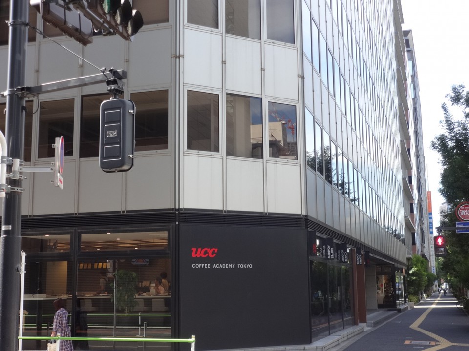 横に見えるのがアカデミー