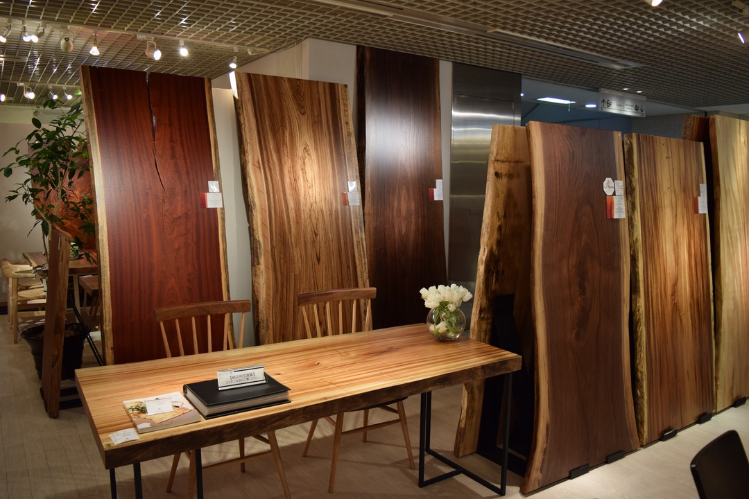 ATELIER MOKUBAの店内の様子。異なる木目や形状の高級木材が展示されている