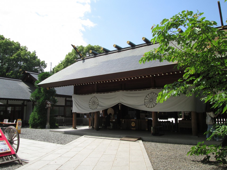 拝殿、近所の神社と違う様式です