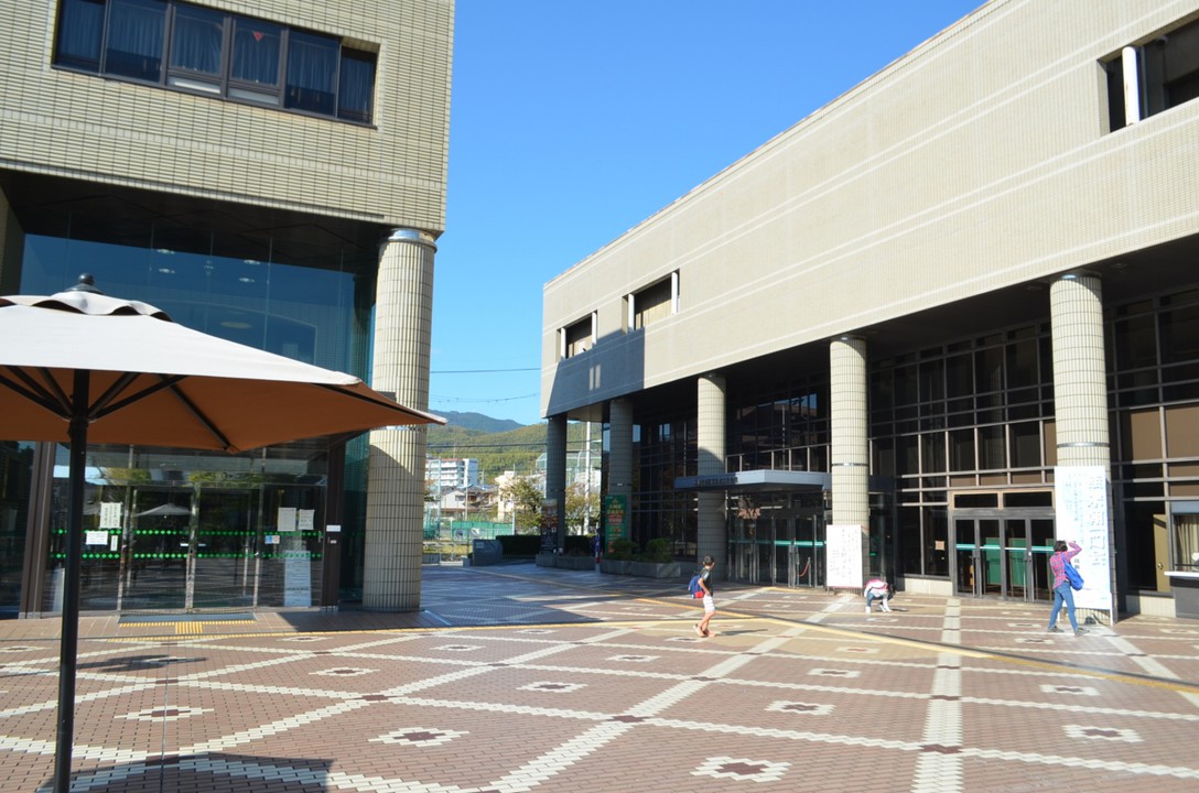 左側は市立中央図書館