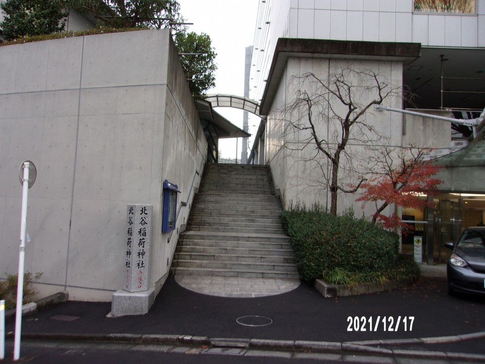階段の上に本殿があります。