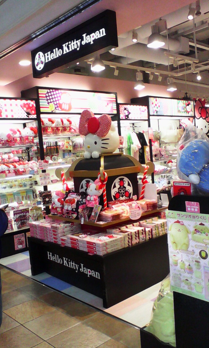 お神輿に乗ったキティちゃんなど和風なデザインのグッズが多め
