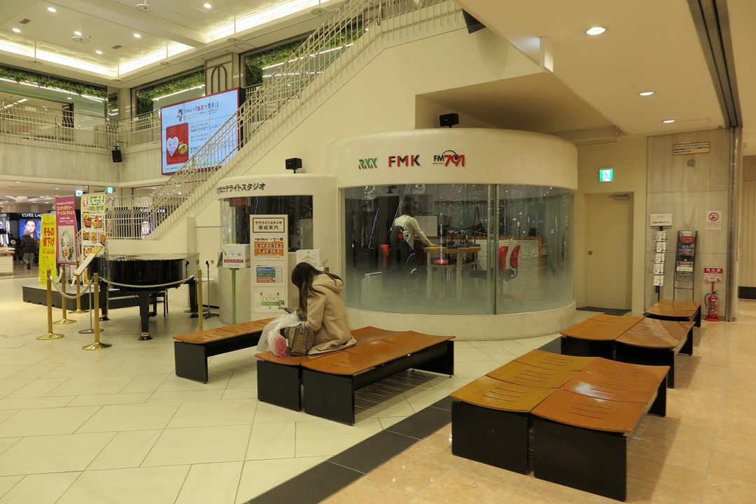 1階にFMスタジオ、放送の準備中です