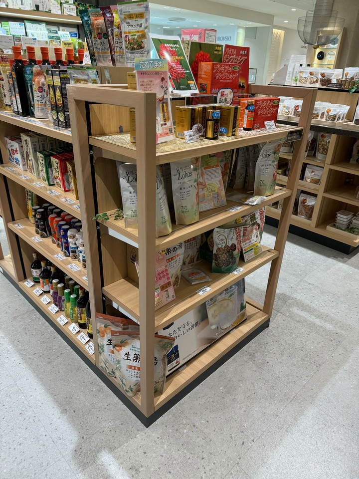 ヘルスコンシャスラボの棚には緑茶やスーパーフードが見えます