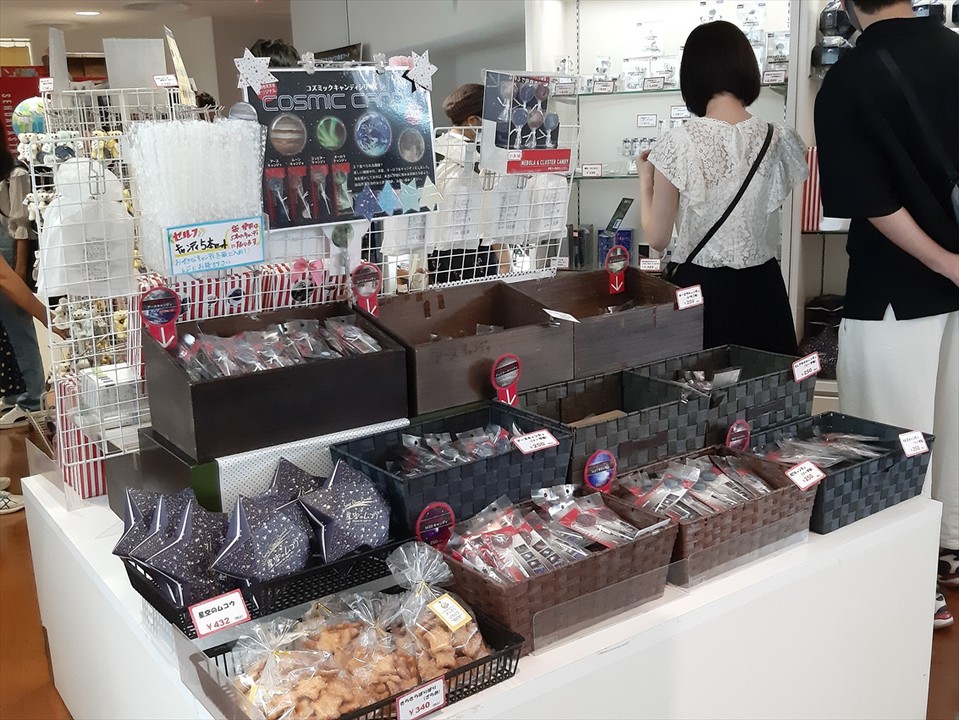 …グッズ・コーナーも有って、宇宙食などのお土産も買えます。