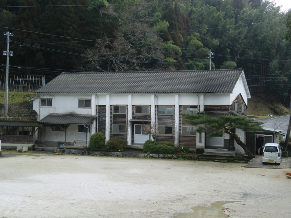 敷地内の市川公民館