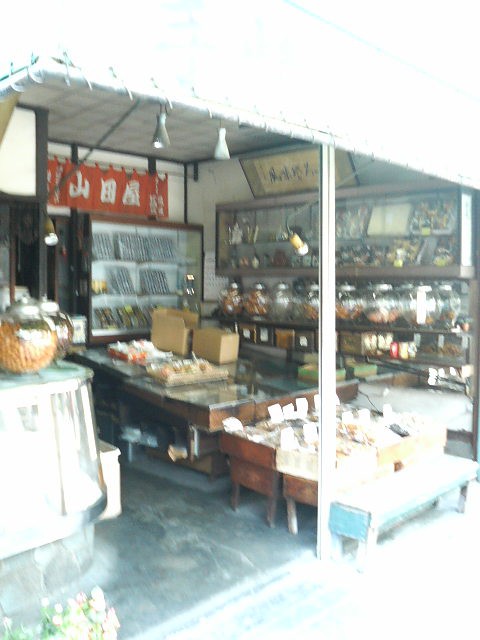 せんべいのケースが昔の駄菓子屋みたいです。