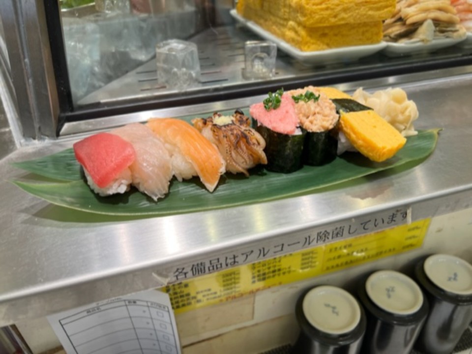 魚がし日本一の朝の7貫セット