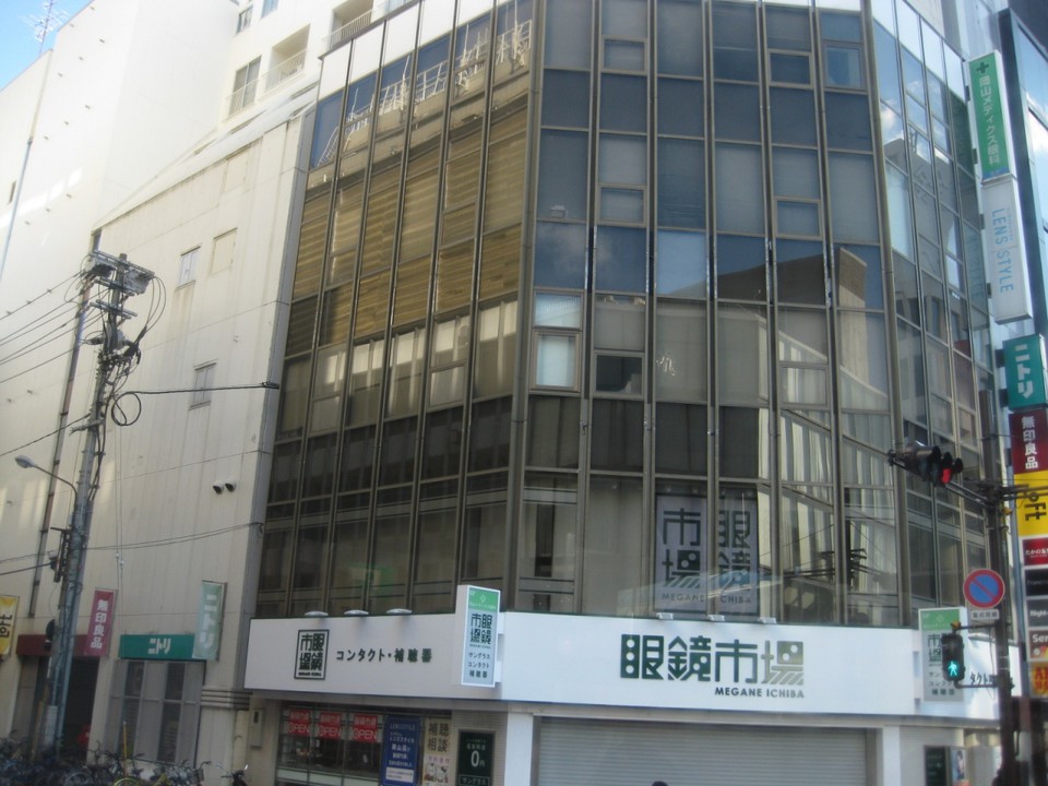 県庁通りに面しています。