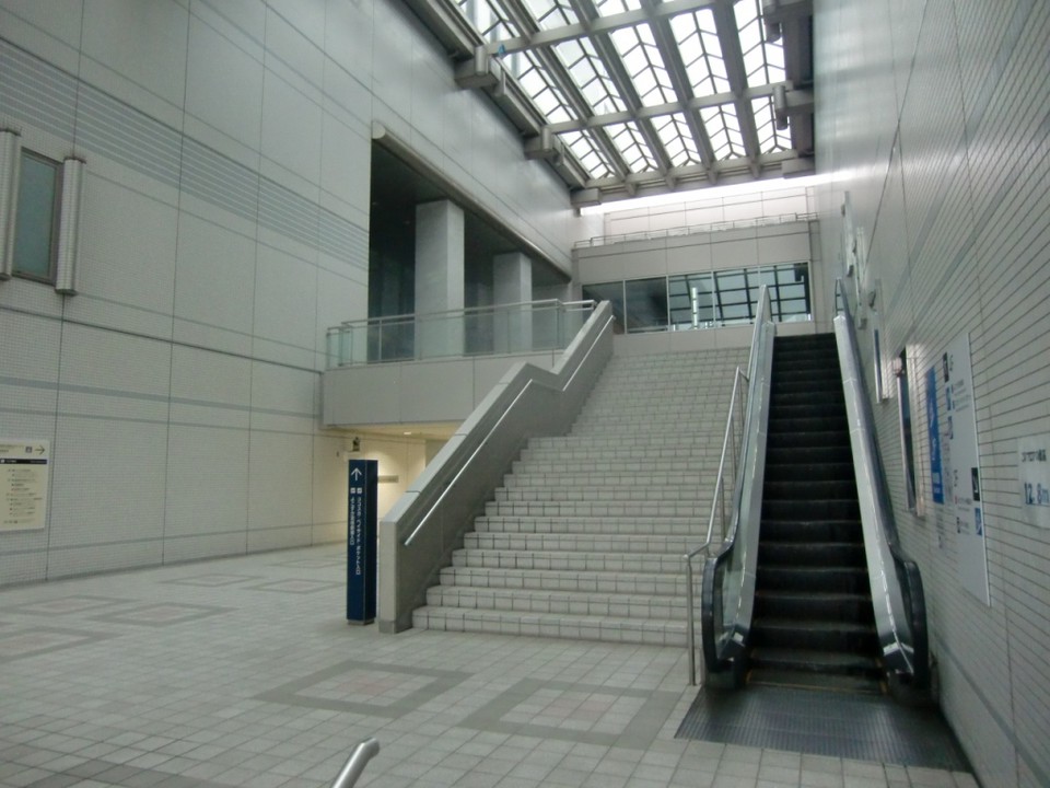 横須賀芸術劇場入り口を見上げる