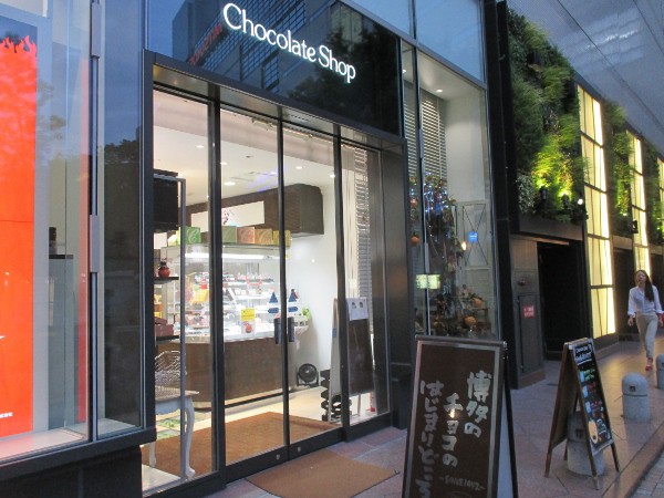 レトロワショコラ×チョコレートショップソラリアプラザ店の外観画像。