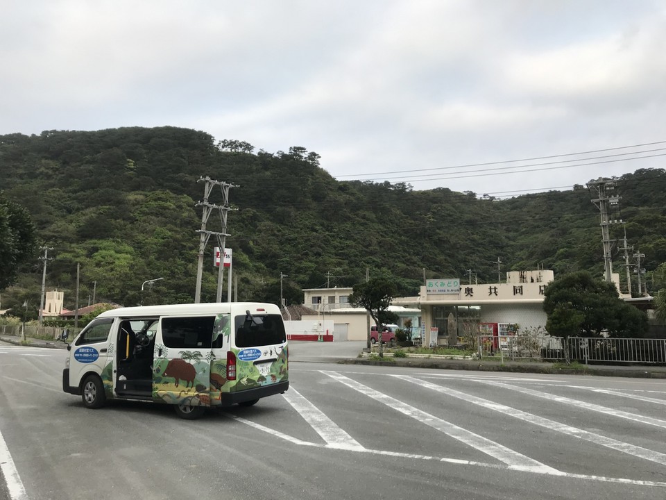 奥共同店の前に、国頭村営バスが停まります。