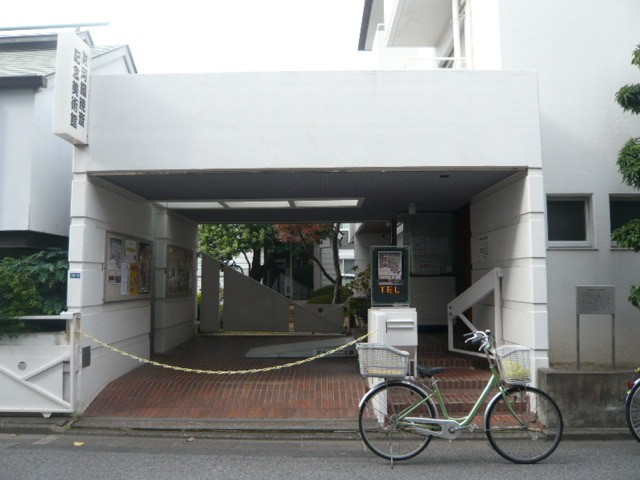 河鍋暁斎記念美術館の入口の正面の様子です。一般住宅の感じです