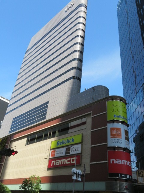 三角のビルです
