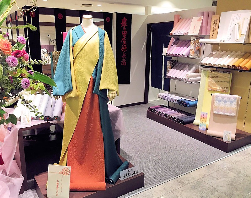 東京ますいわ屋の店内。さまざまな色の反物が棚に並んでいる