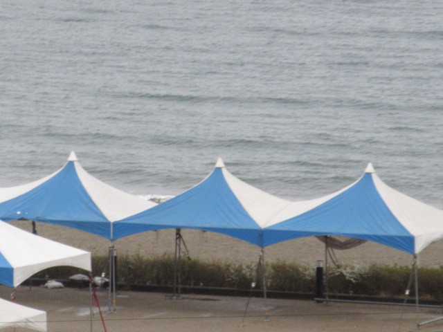 海のすぐ横を散策