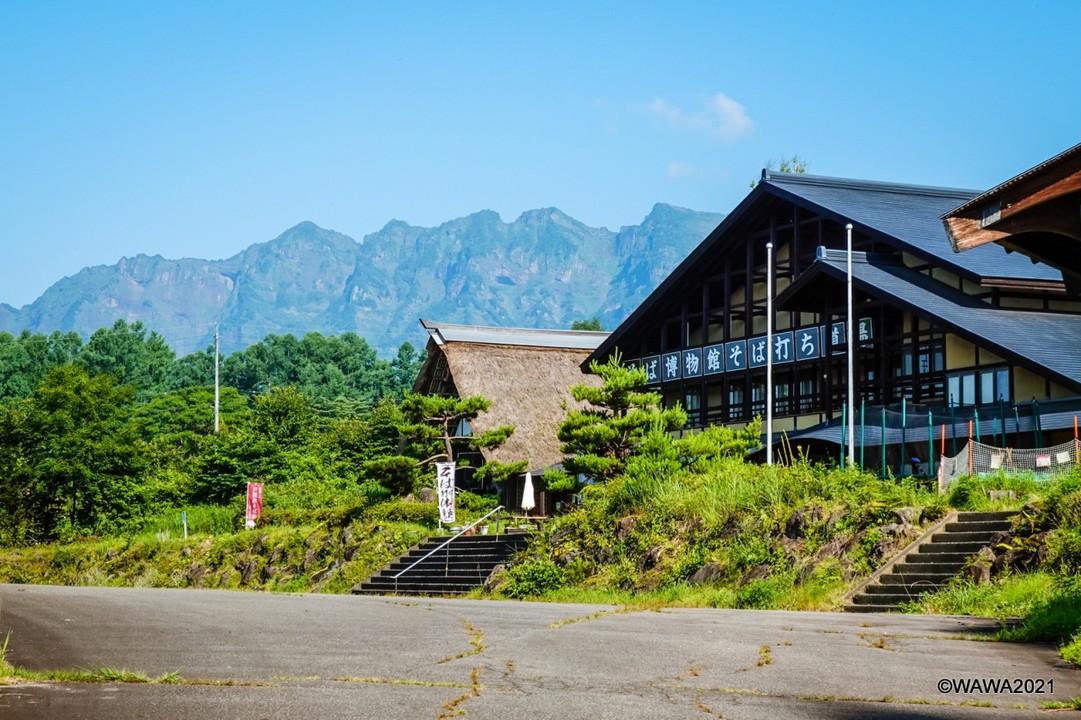 戸隠山を背景に美しいロケーション