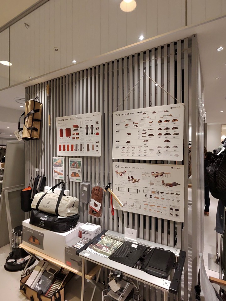 snow peakの店頭ディスプレイ