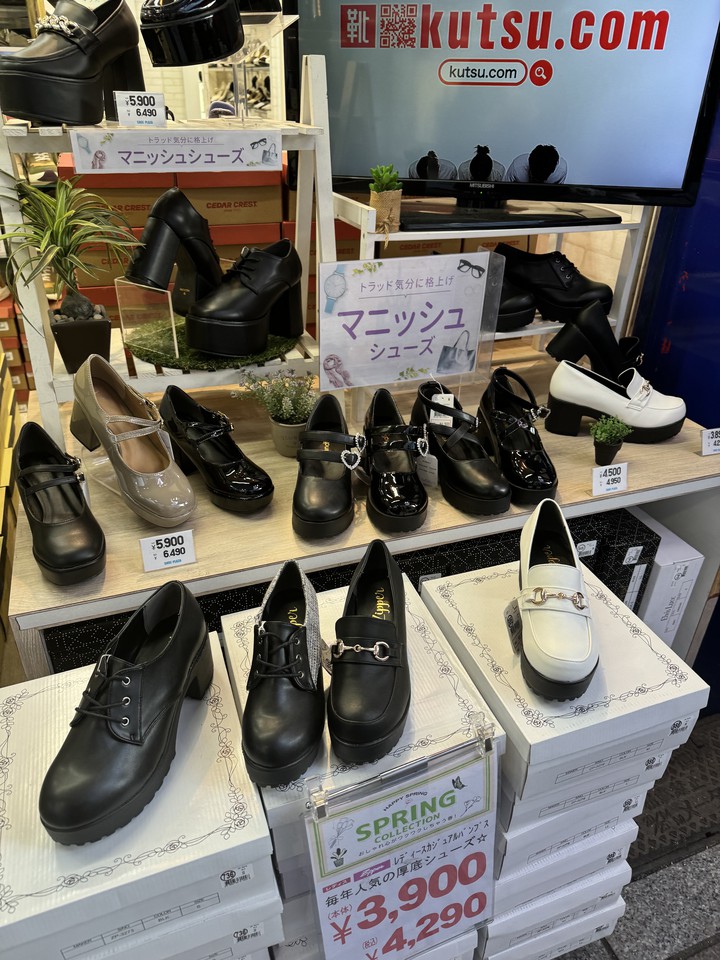SHOE PLAZAの店内の靴ディスプレイ