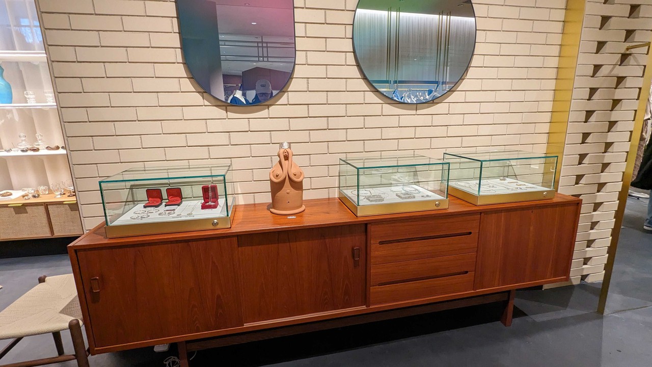 サロン アダム エ ロペ店内のガラスケースの中には、アクセサリーが展示されています。