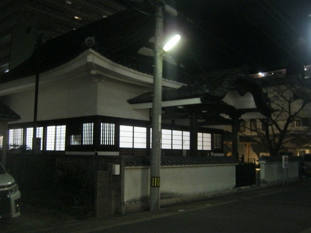 何やら中で会議が開催中でした