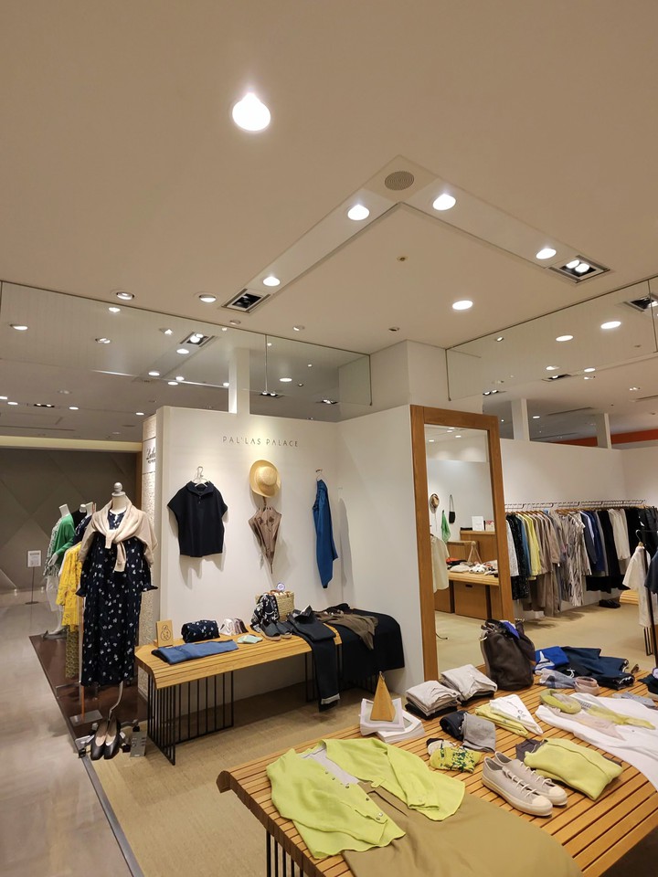 pal'las palace新宿高島屋店内、明るくモダンなレディースファッション展示