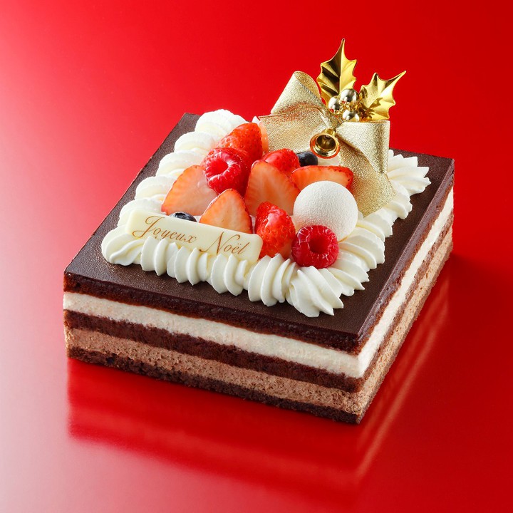 豪華なケーキの画像。