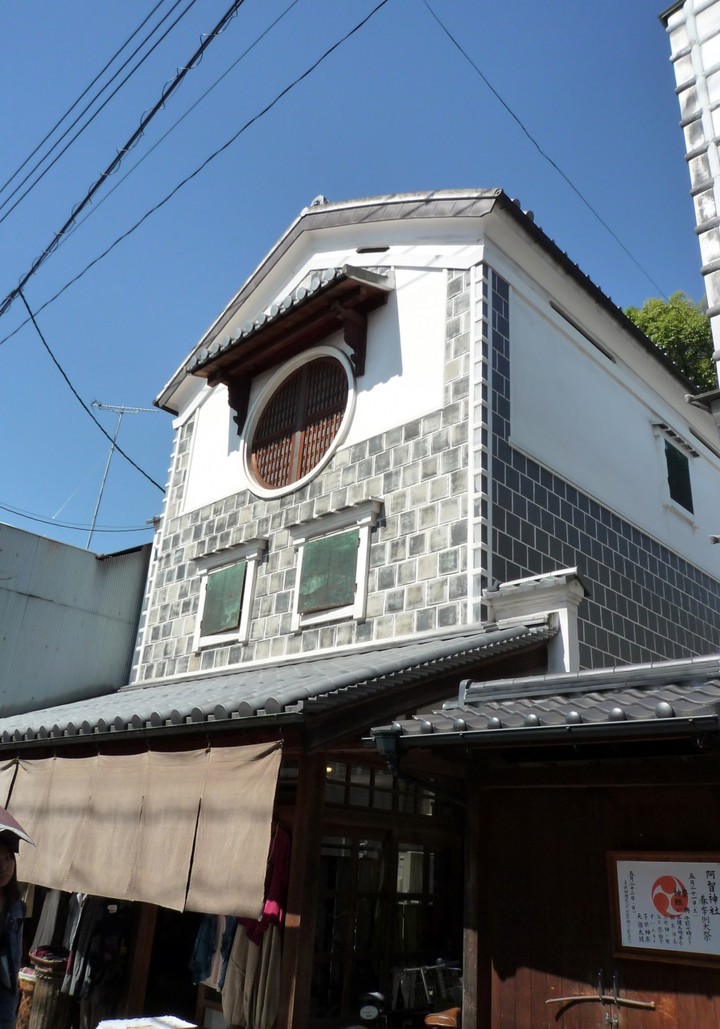 ２階の丸窓が目印