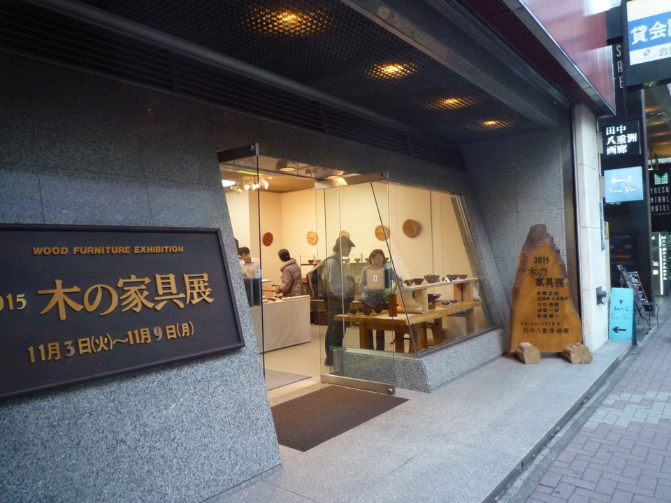 ビル１Ｆで広く開放的な入口。
