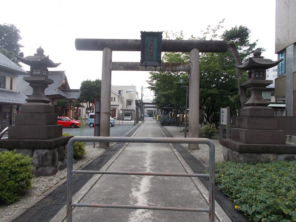 奥の左手に本殿があります。