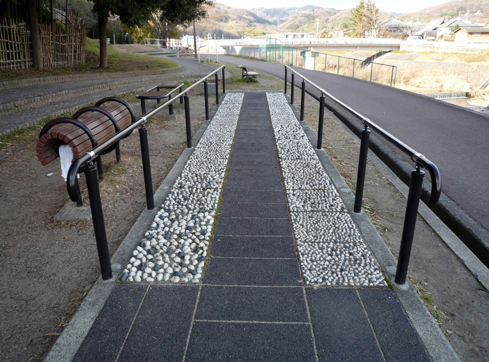 素足で歩くと痛い健康道