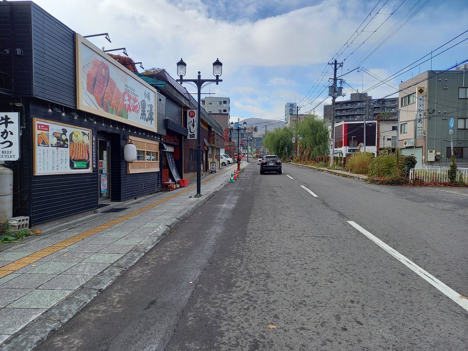 20軒近く寿司屋が軒を連ねています