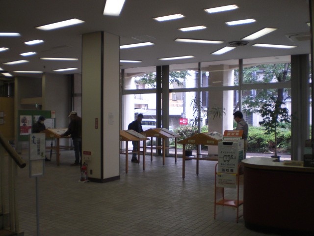 大宮図書館の新聞閲覧コーナーです。とても広いスペースです。