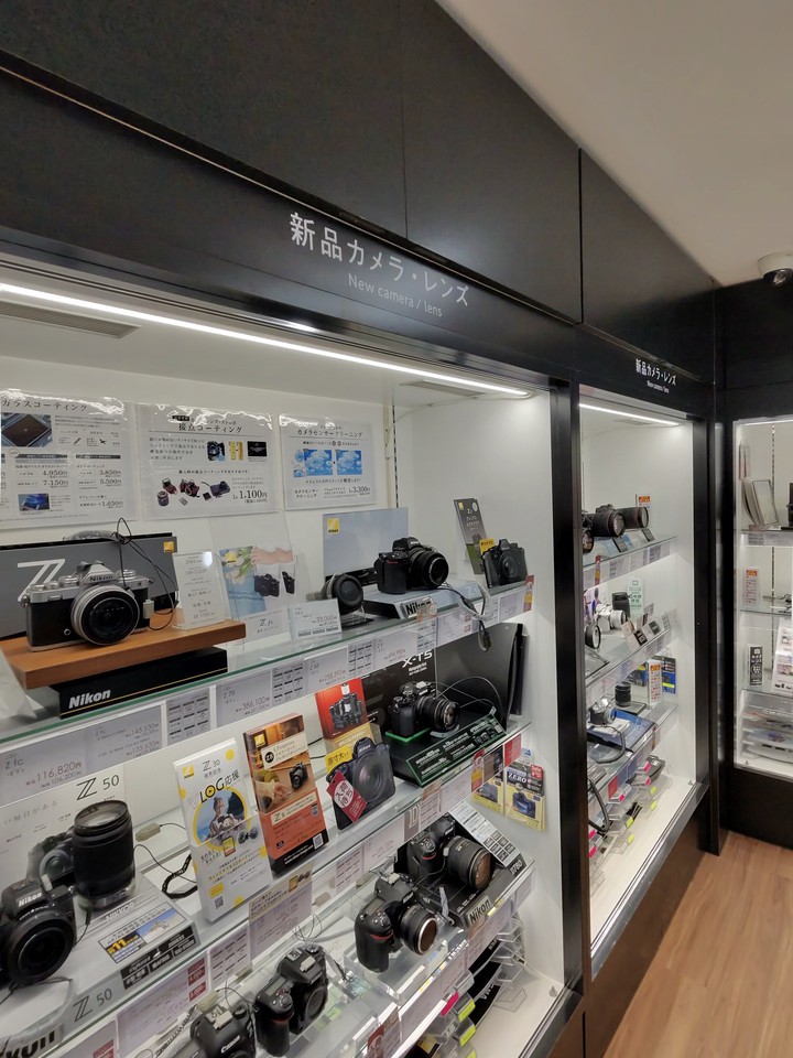 カメラのキタムラの店内の売り場