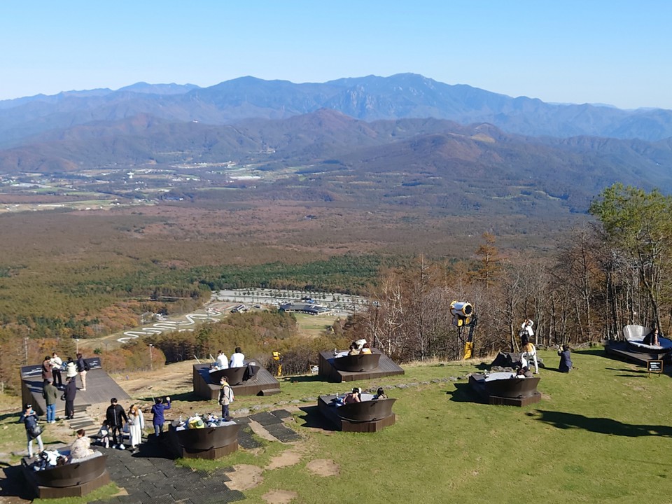 テラスに寝そべると正面が八ヶ岳