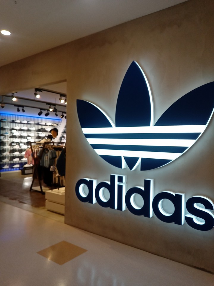 アディダスパフォーマンスセンター (アクアシティお台場店)