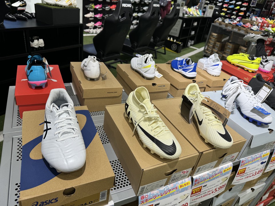 Alpen Tokyoの店内のスニーカーの売り場の様子