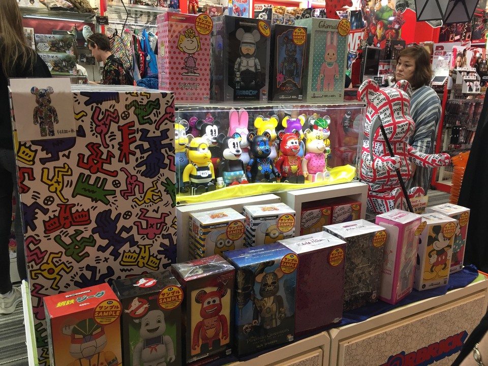 ベアブリックもたくさん売られてます