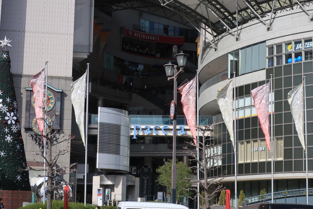 ホテルと百貨店の間にある