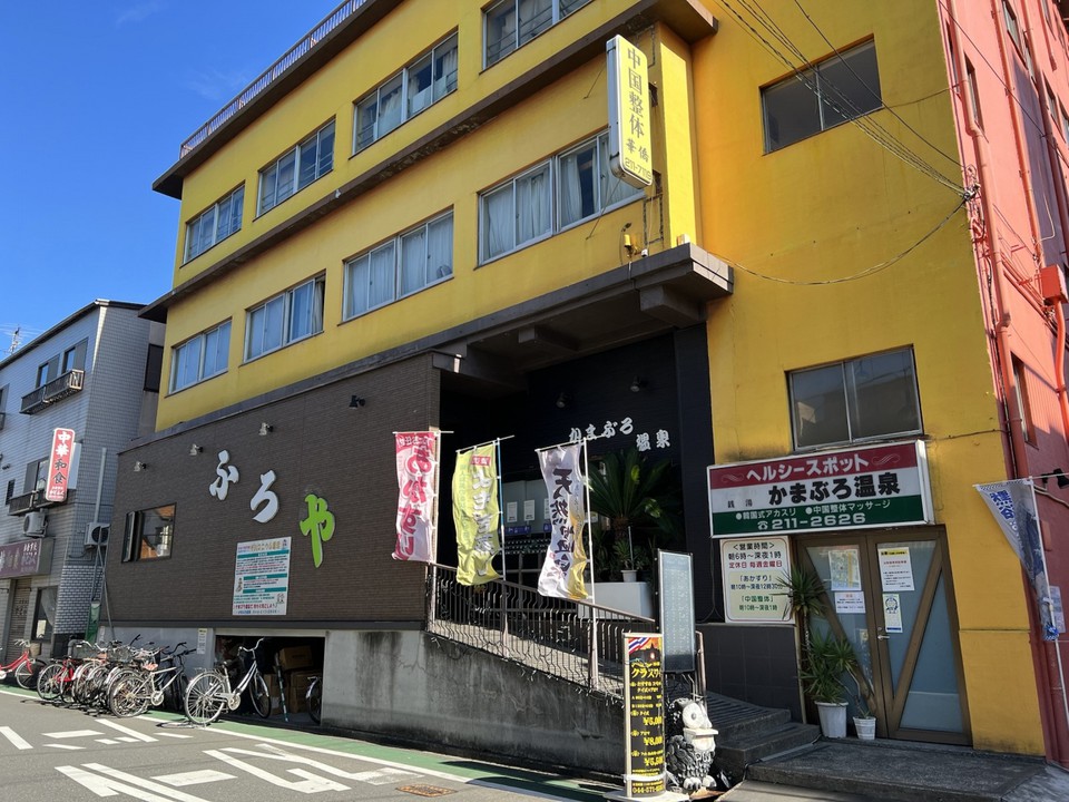 黄色が目立つ建物の外観