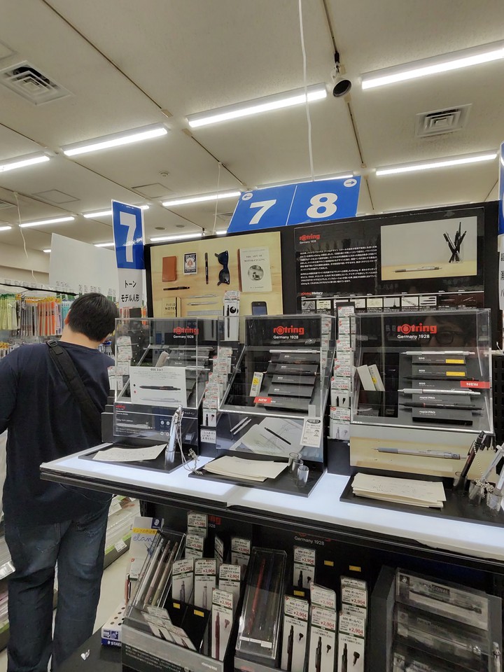 世界堂新宿本店のペンブランド「rOtring」コーナー