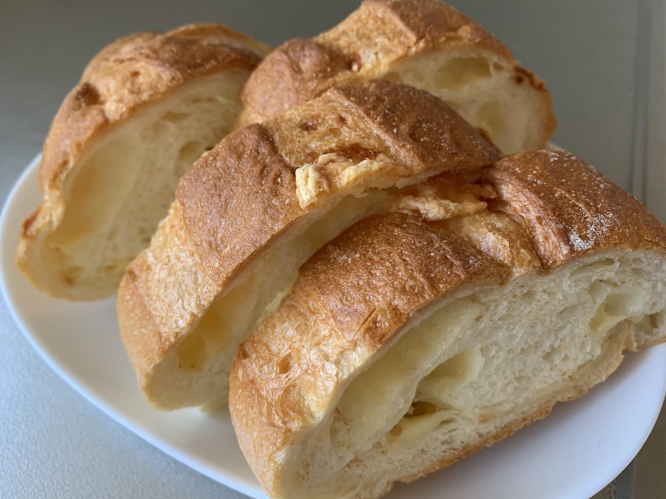 一番人気のチーズパン　ハーフ\378