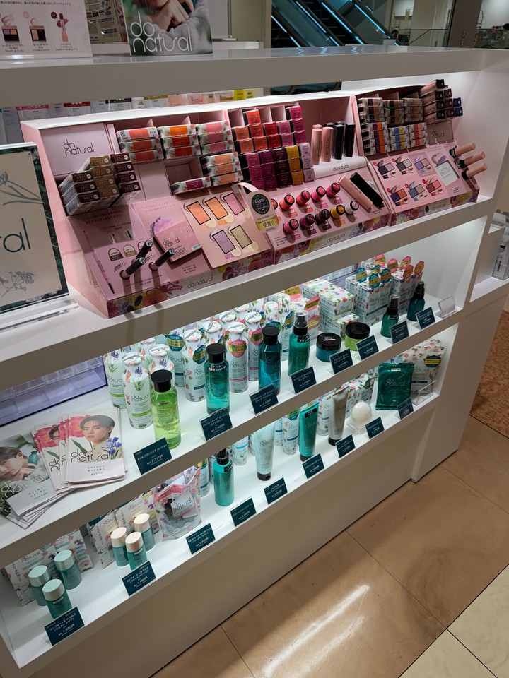ちふれ新宿髙島屋アイブローやチーク、リップ、スキンケア商品