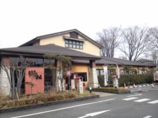 真の前に広い駐車場完備の建物