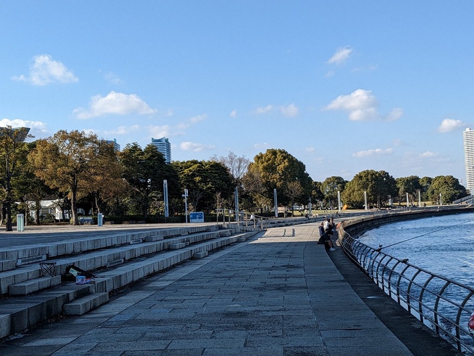 横浜みなとみらい地区の突端で、横浜港に面した公園です。