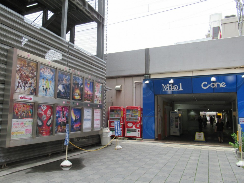 東側の通りからＭio１などの出入口